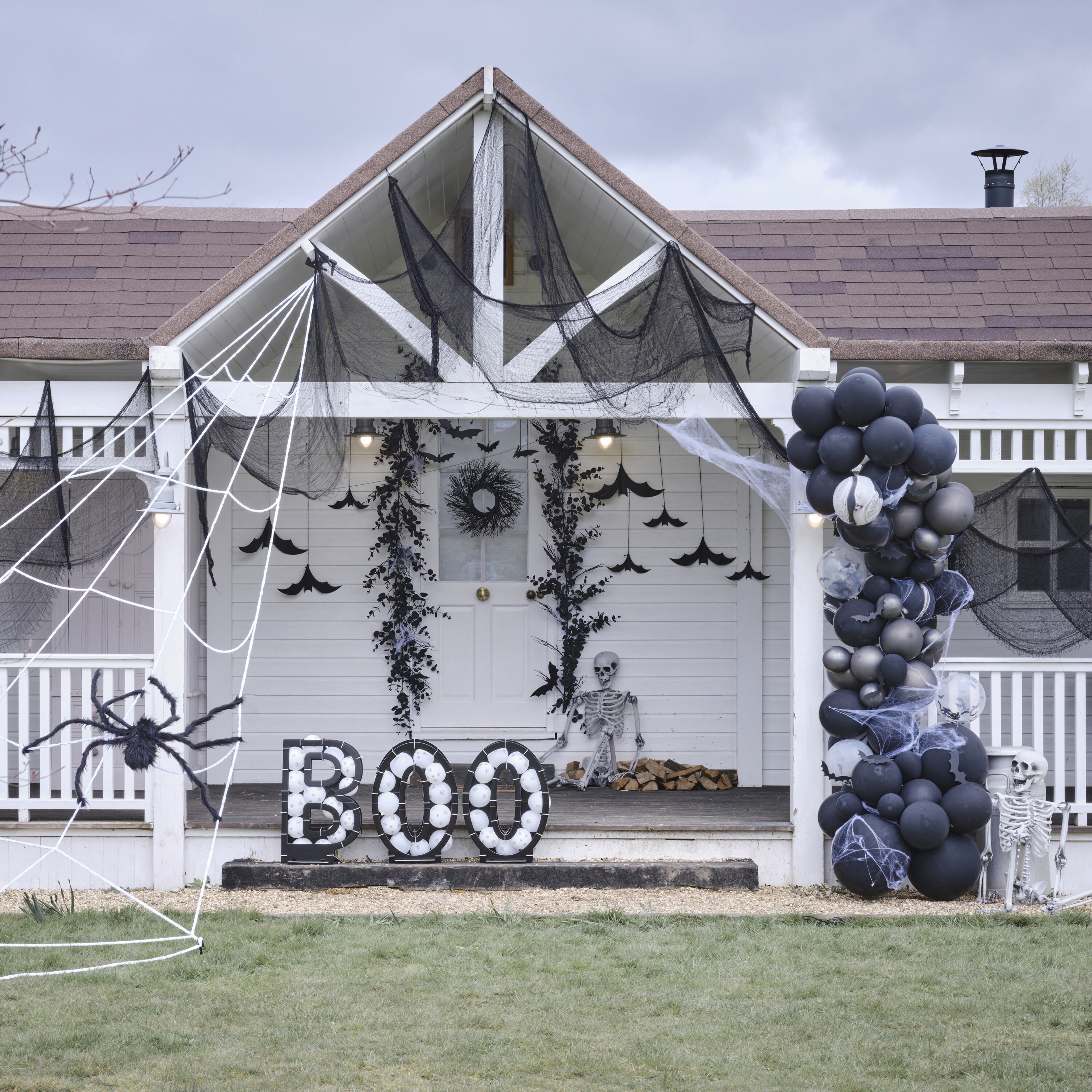 Tür Set Halloween mit Laub und hängenden Fledermäusen