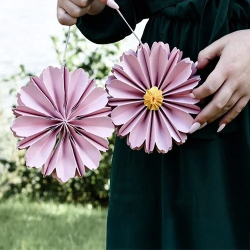 papiergirlanden, hängeornament, blumenform, roségrau, handgemacht