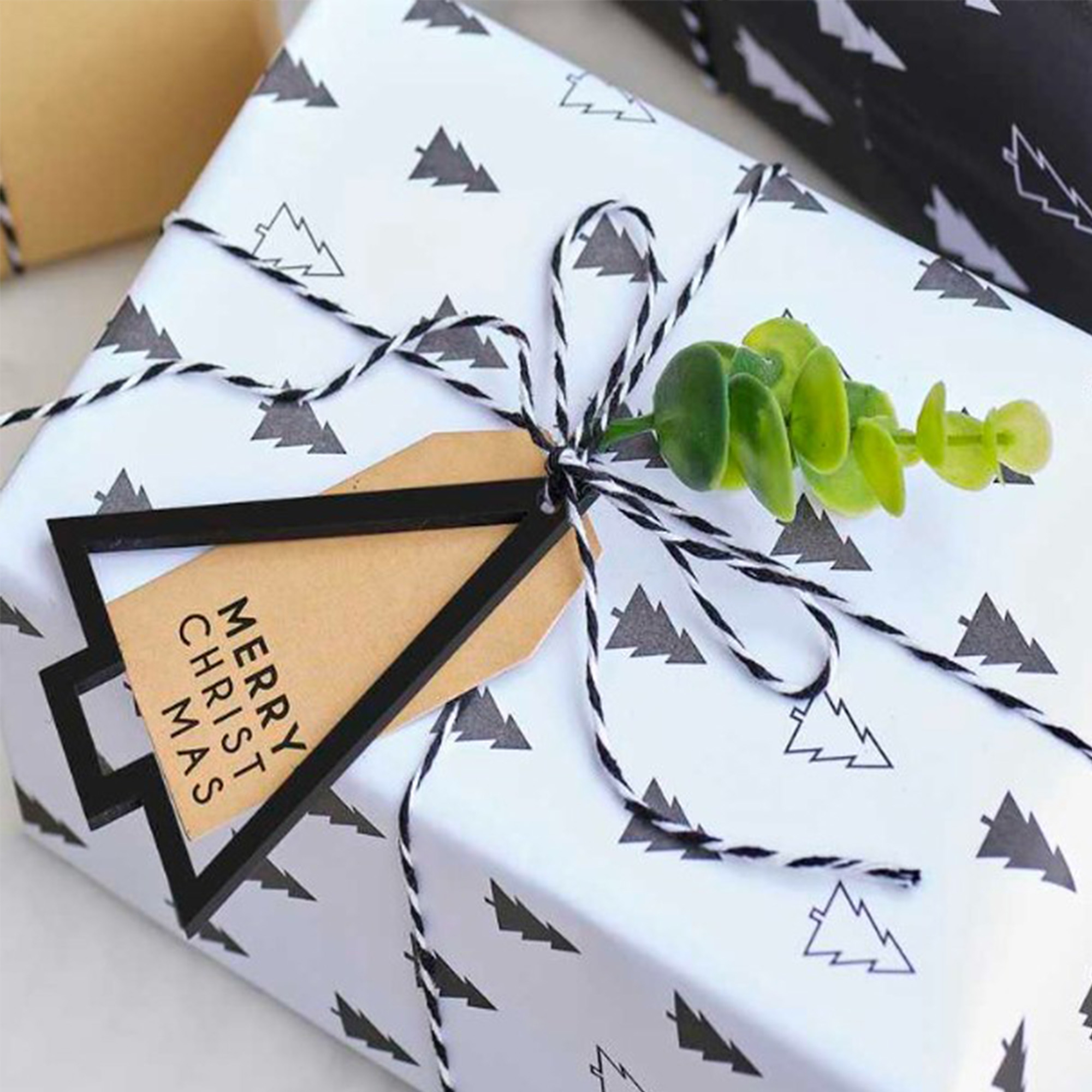 Weihnachtsgeschenkanhänger mit Holzsymbolen Weihnachtsgeschenkanhänger mit Holzsymbolen