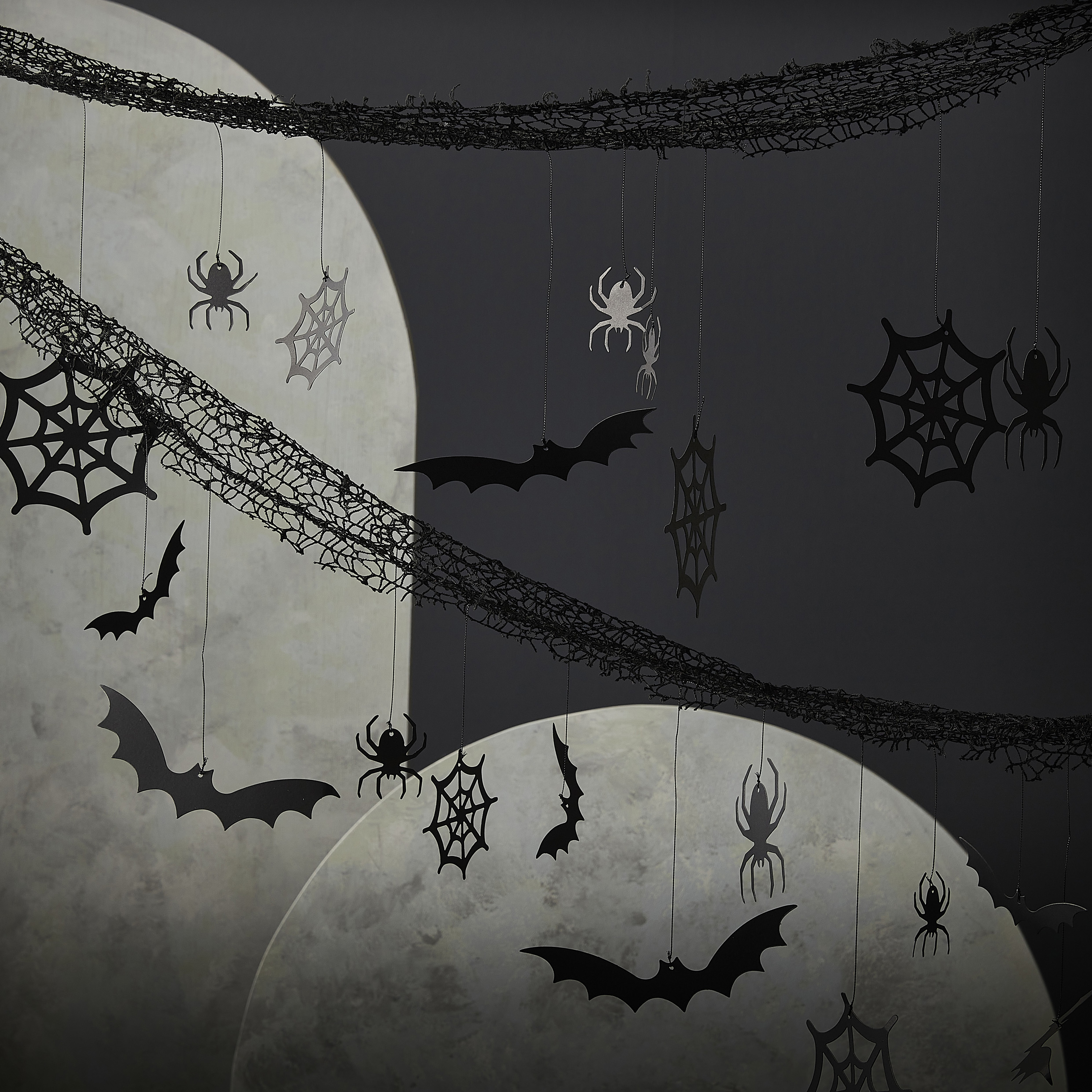 Halloween Kulisse mit hängenden Spinnen, Fledermäusen und Spinnweben