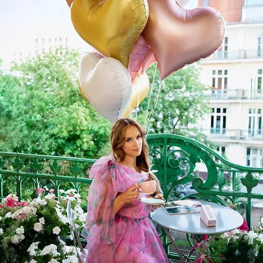 ballons, Balkon, rosa kleid, teezeit, blumen