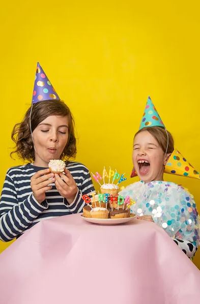 6 Partyhüte, Bunt mit Punkten