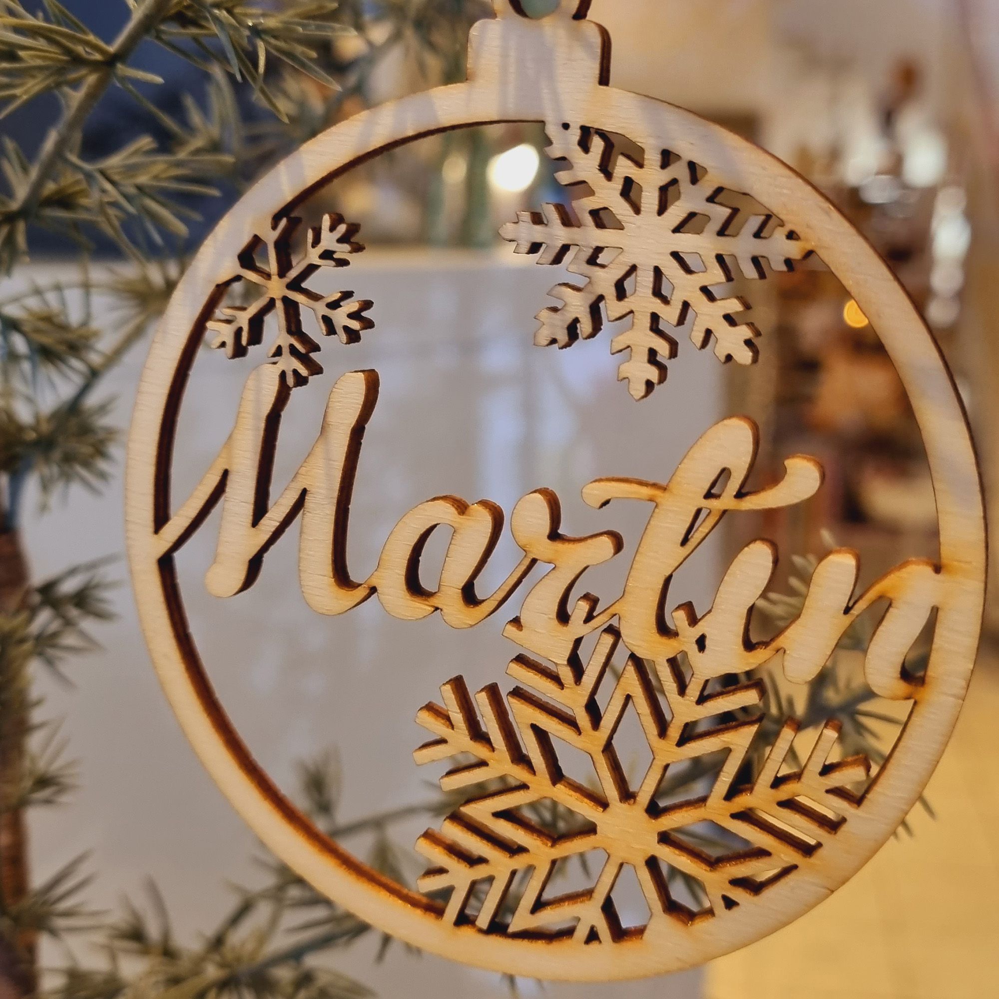 Geschenkanhänger Baumkugel "Name" aus Holz Geschenkanhänger Baumkugel "Name" aus Holz