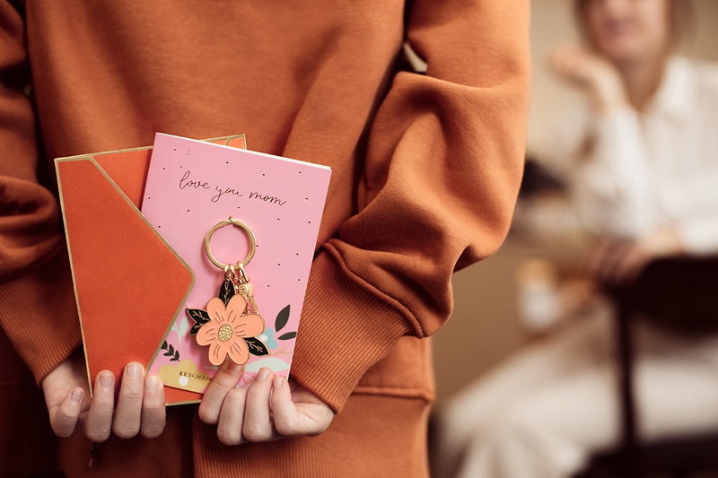 Grußkarte "Love you Mom" mit Schlüsselanhänger Grußkarte "Love you Mom" mit Schlüsselanhänger