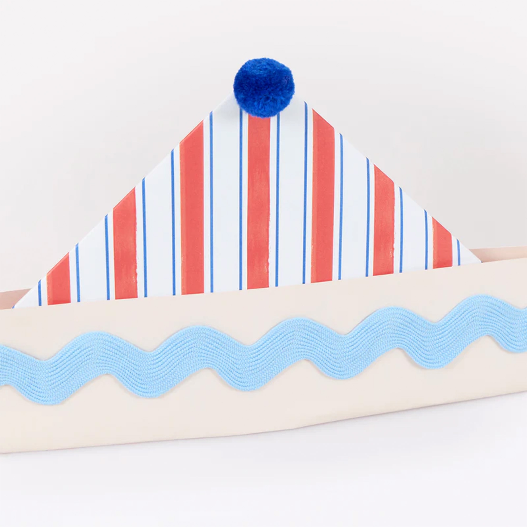 party hat, gestreiftes Muster, Pompon, Papierkonus, blaues Wellenmotiv