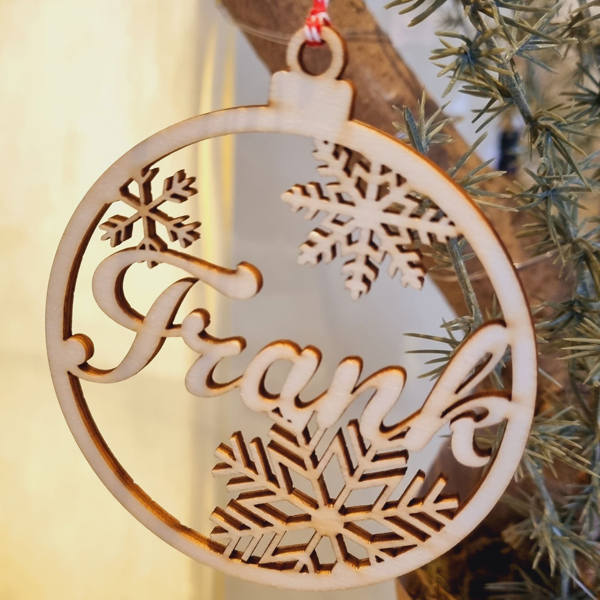 Geschenkanhänger Baumkugel "Name" aus Holz Geschenkanhänger Baumkugel "Name" aus Holz