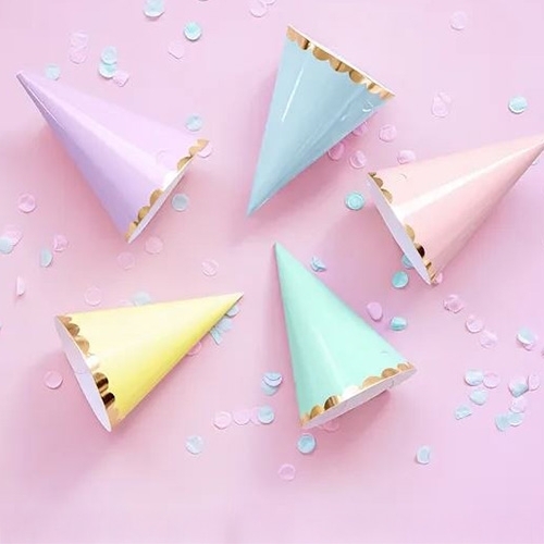 Partyhüte, Kegel, Konfetti, Pastellfarben, Geburtstagsparty