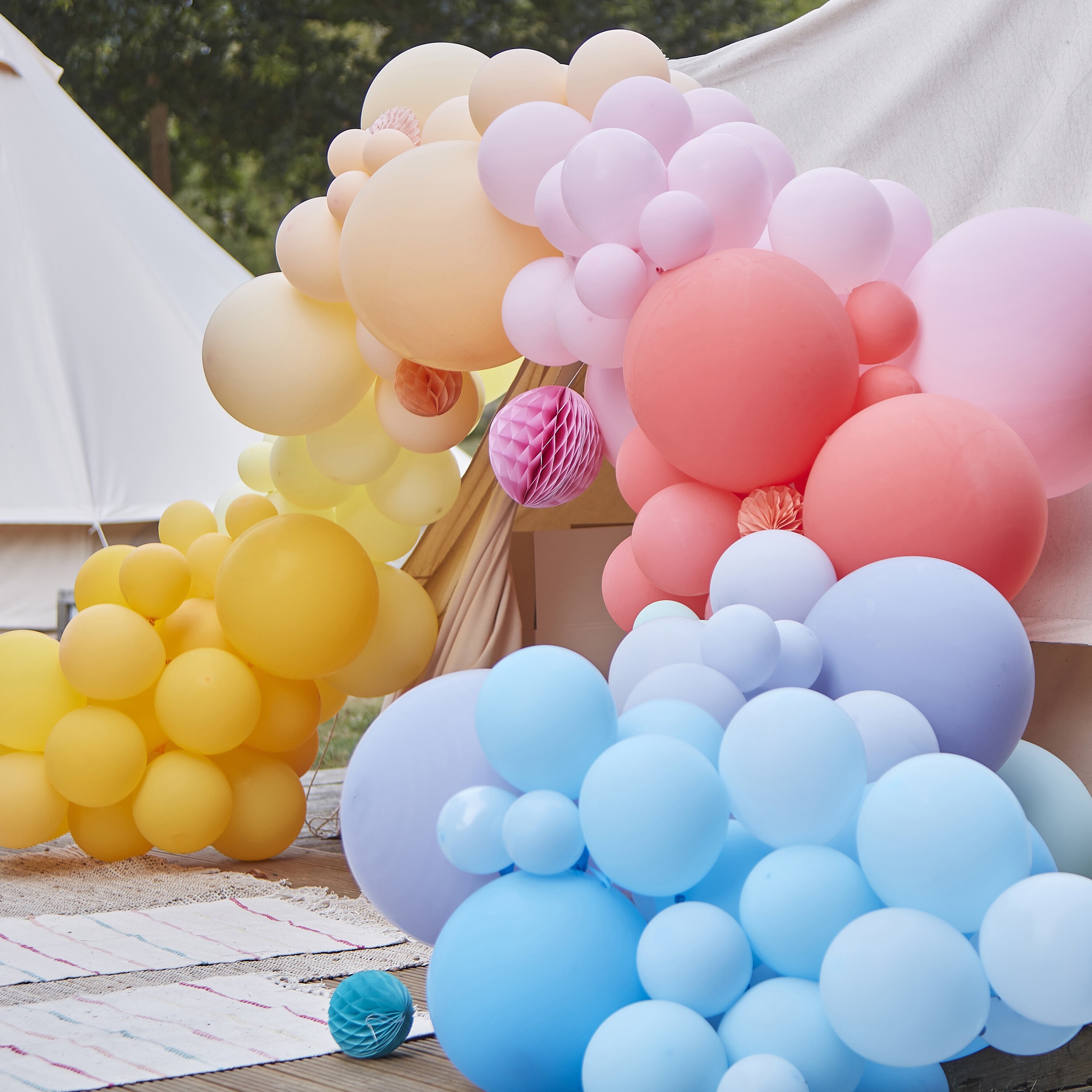 Große DIY Ballongirlande zum Selberbauen - Pastell Regenbogen inkl. Wabenbällen & Fächern