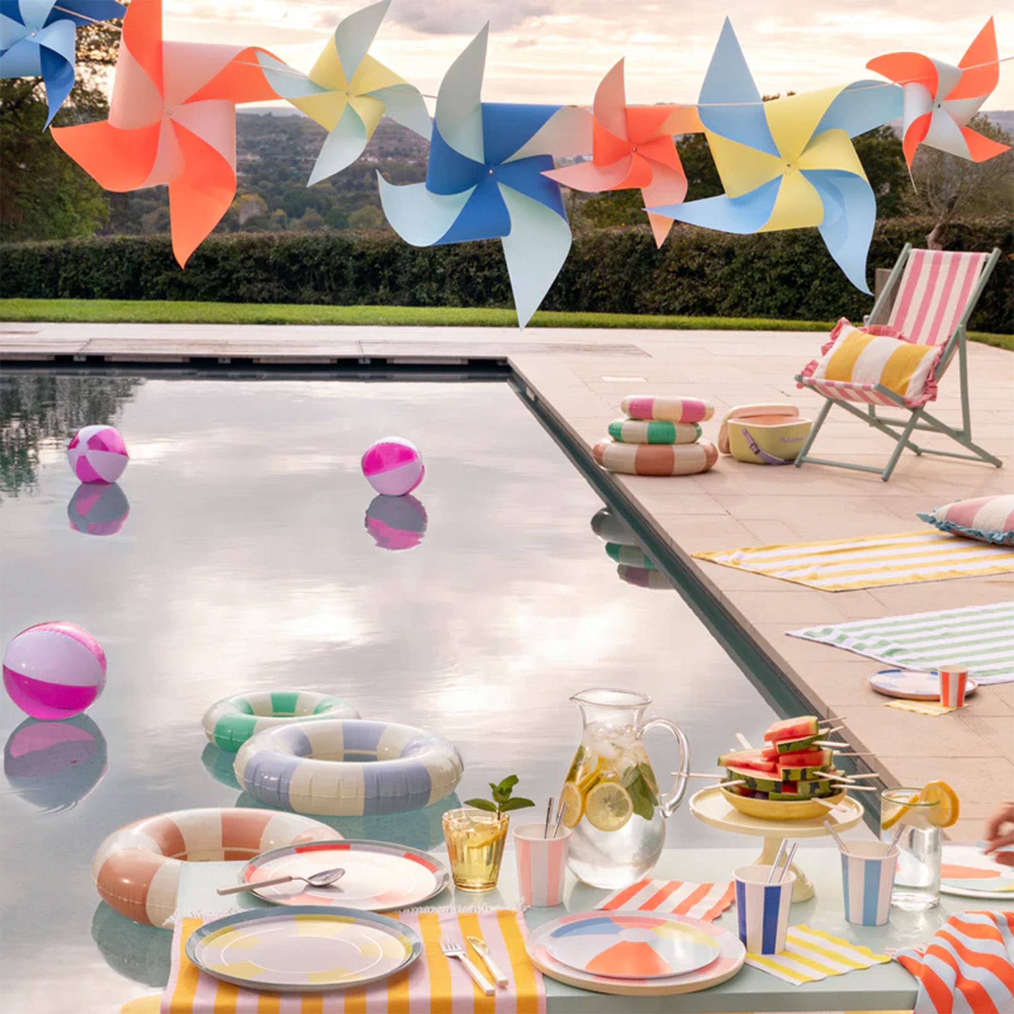 Pool,  Poolside,  aufblasbarer Ring,  bunte Girlande,  Picknick-Set