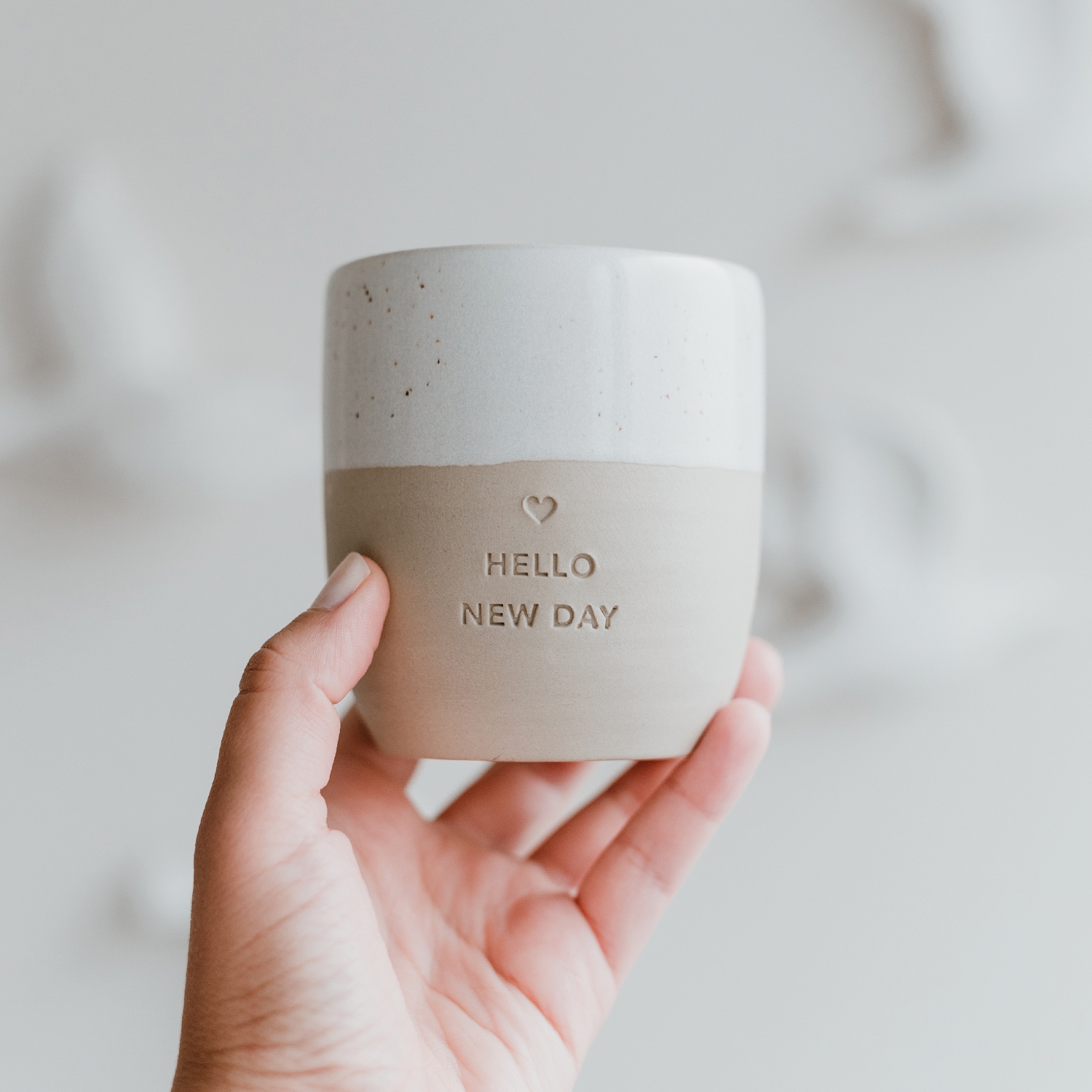 Eulenschnitt - Steingut-Becher "Hello new day" Eulenschnitt - Steingut-Becher "Hello new day"