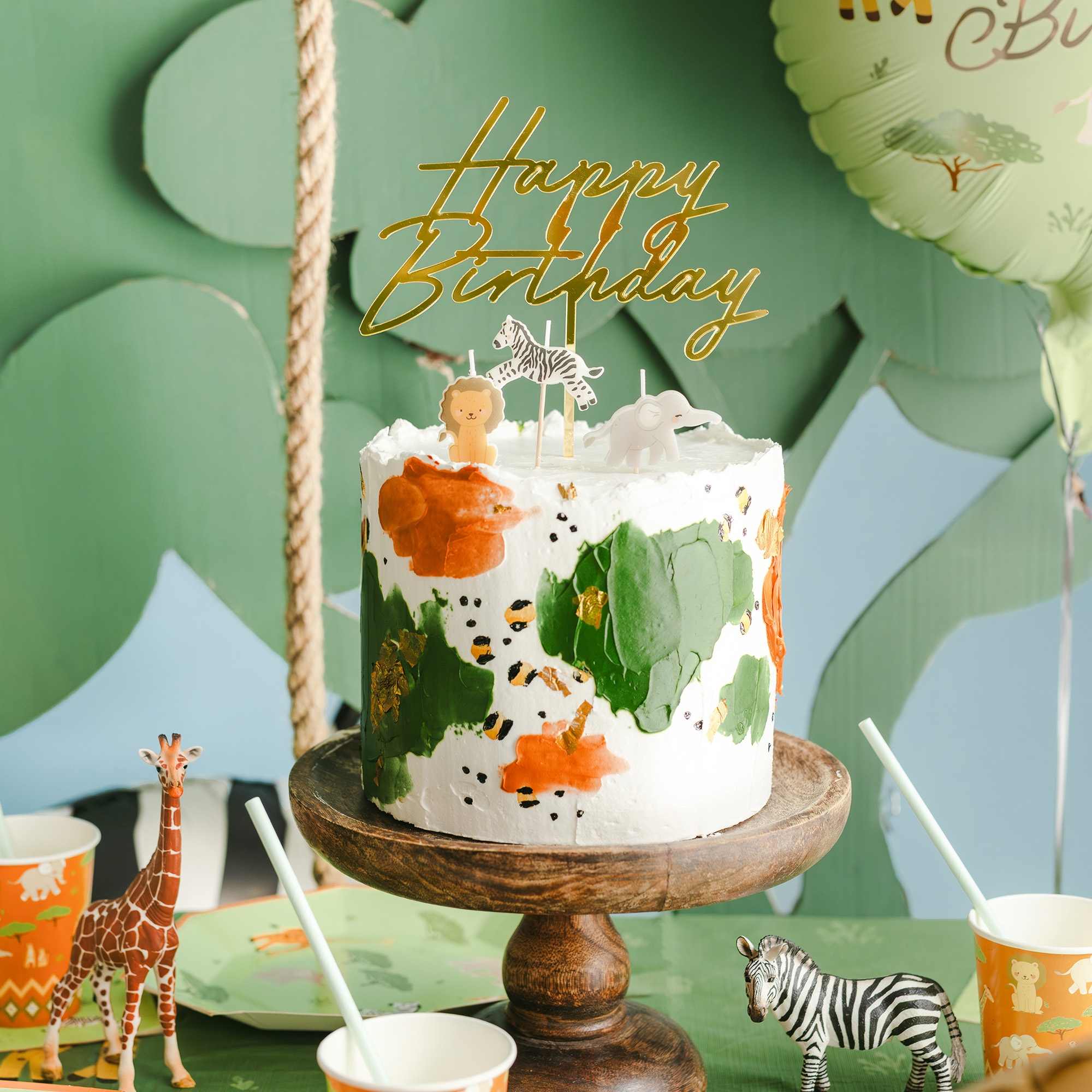 birthday cake, fondant spray, dschungel thema, grüner weißer kuchen, topper deko