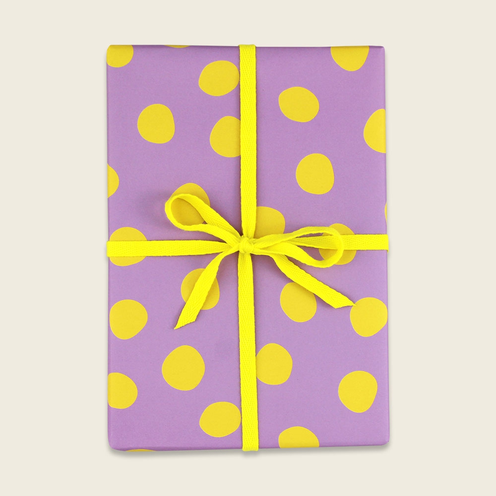 Geschenkpapierbogen Flieder mit gelben Punkten