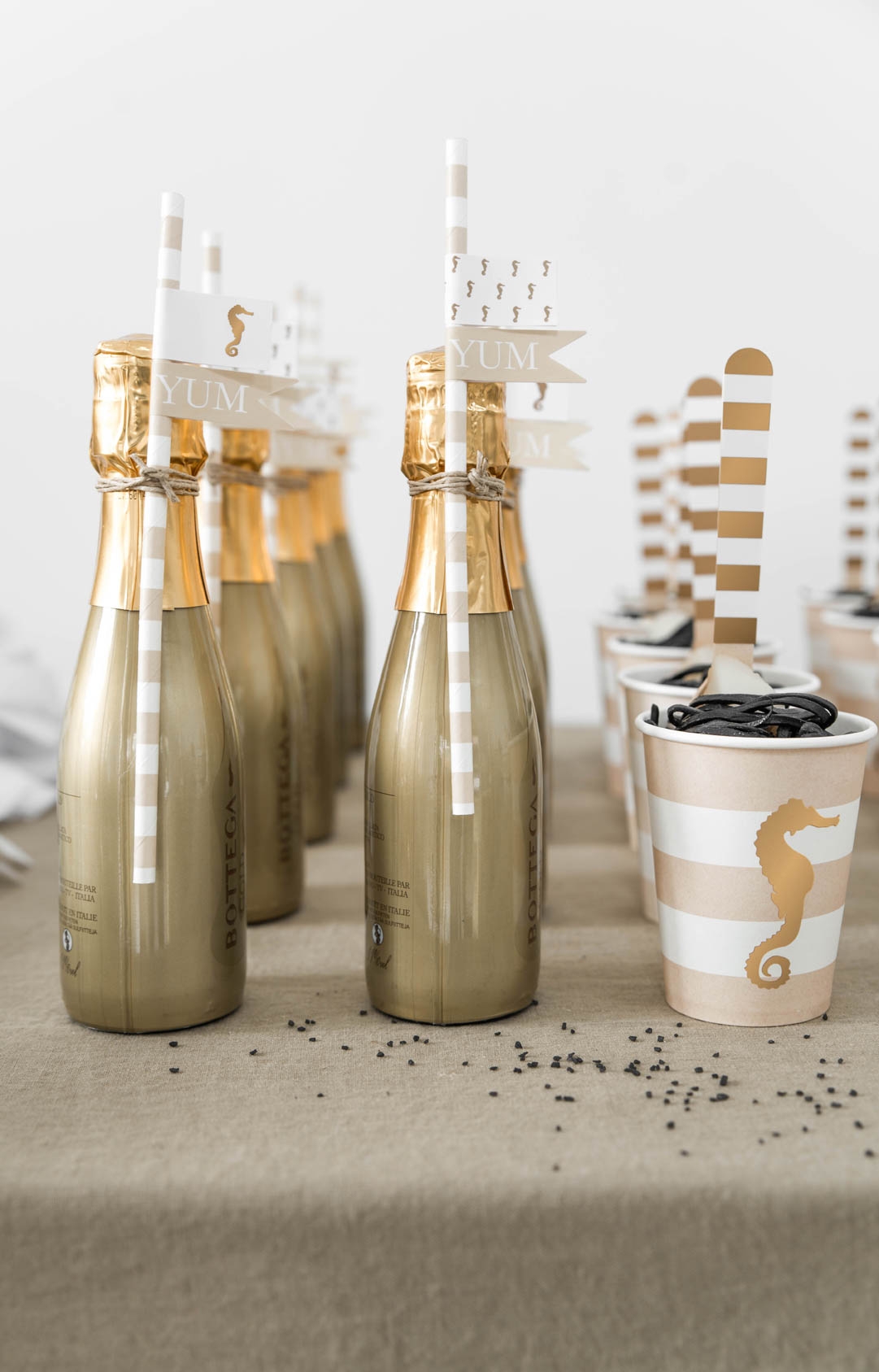 Seepferdchen - 20 Papierstrohhalme & 40 Sticker Weiß Gold Seepferdchen - 20 Papierstrohhalme & 40 Sticker Weiß Gold