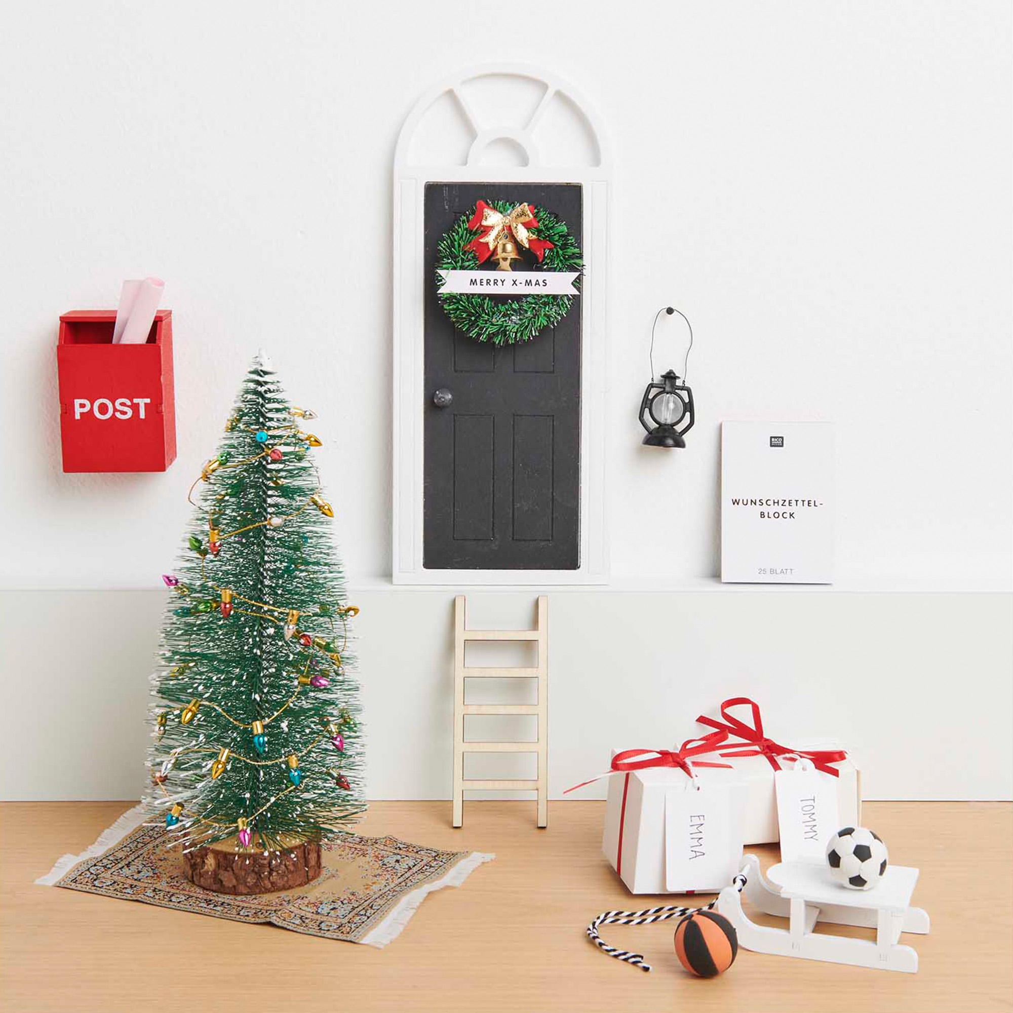 7c46685fa4d2759d2cc595aedcc295c3e959510d Miniatur "Kranz mit Schleife" für die Wichteltür