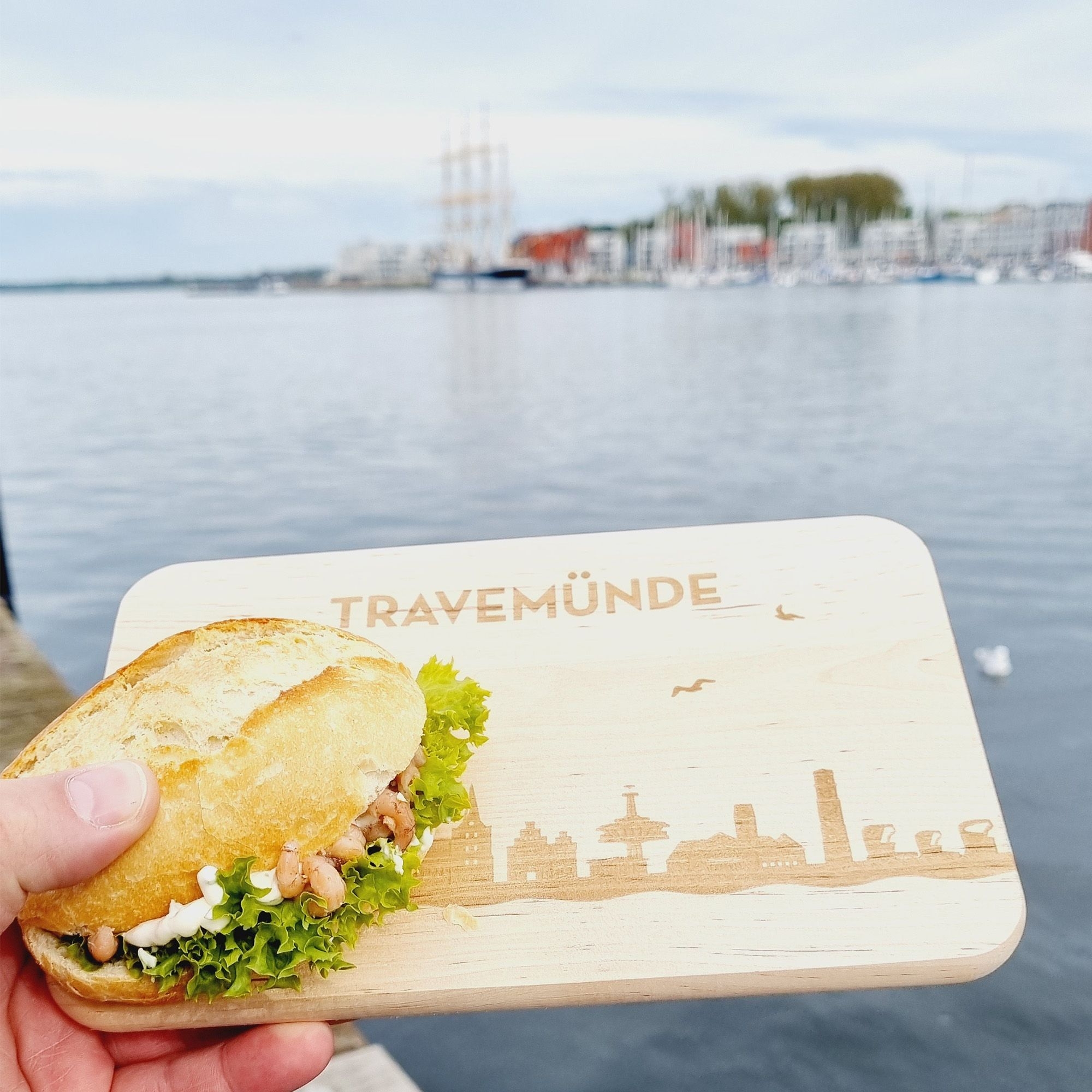 Frühstücksbrett Skyline Travemünde 23cm x 15cm x 1cm Frühstücksbrett Skyline Travemünde 23cm x 15cm x 1cm