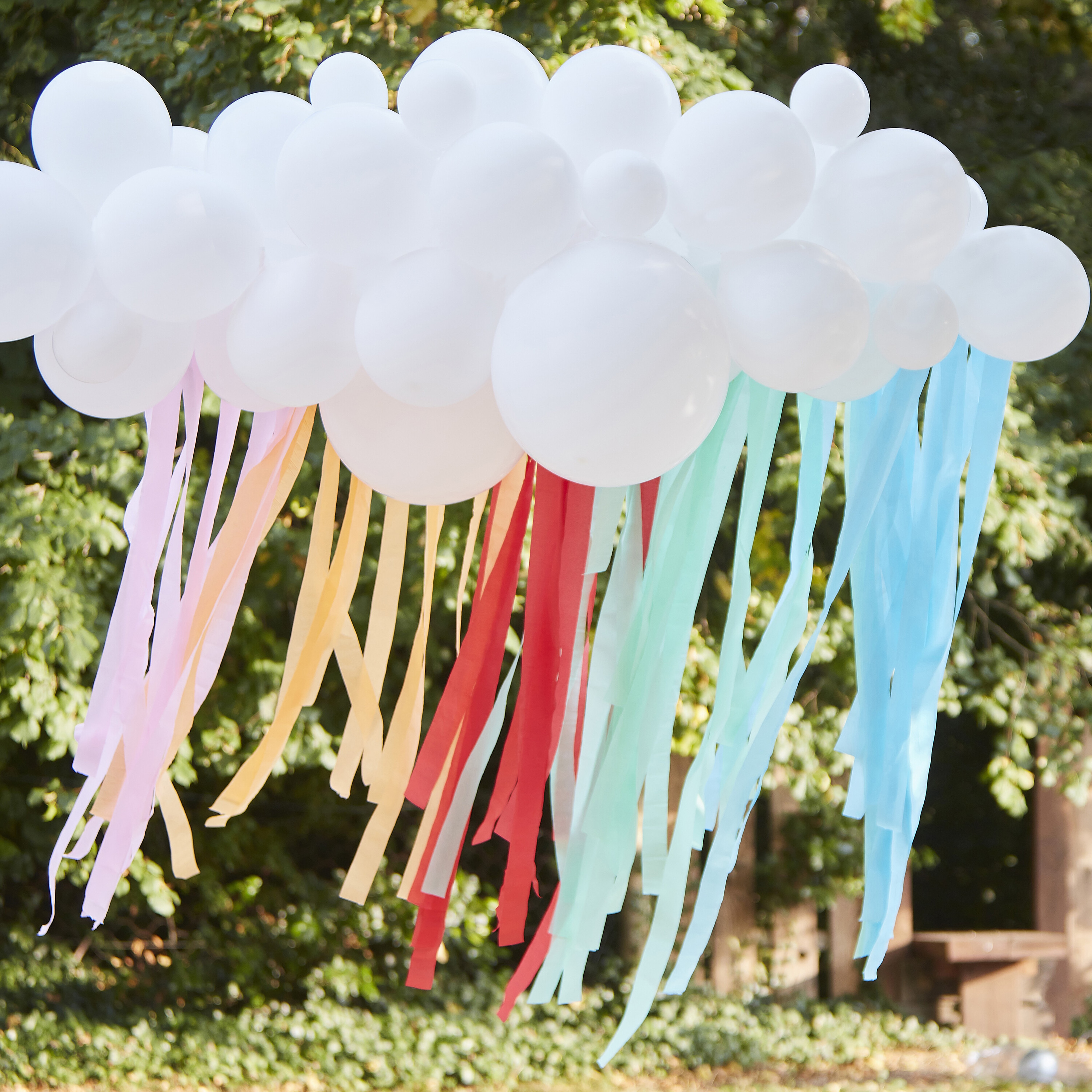 DIY "Ballonwolke" zum Selberbauen, Weiß mit Pastellfarbenen Crepebändern DIY "Ballonwolke" zum Selberbauen, Weiß mit Pastellfarbenen Crepebändern