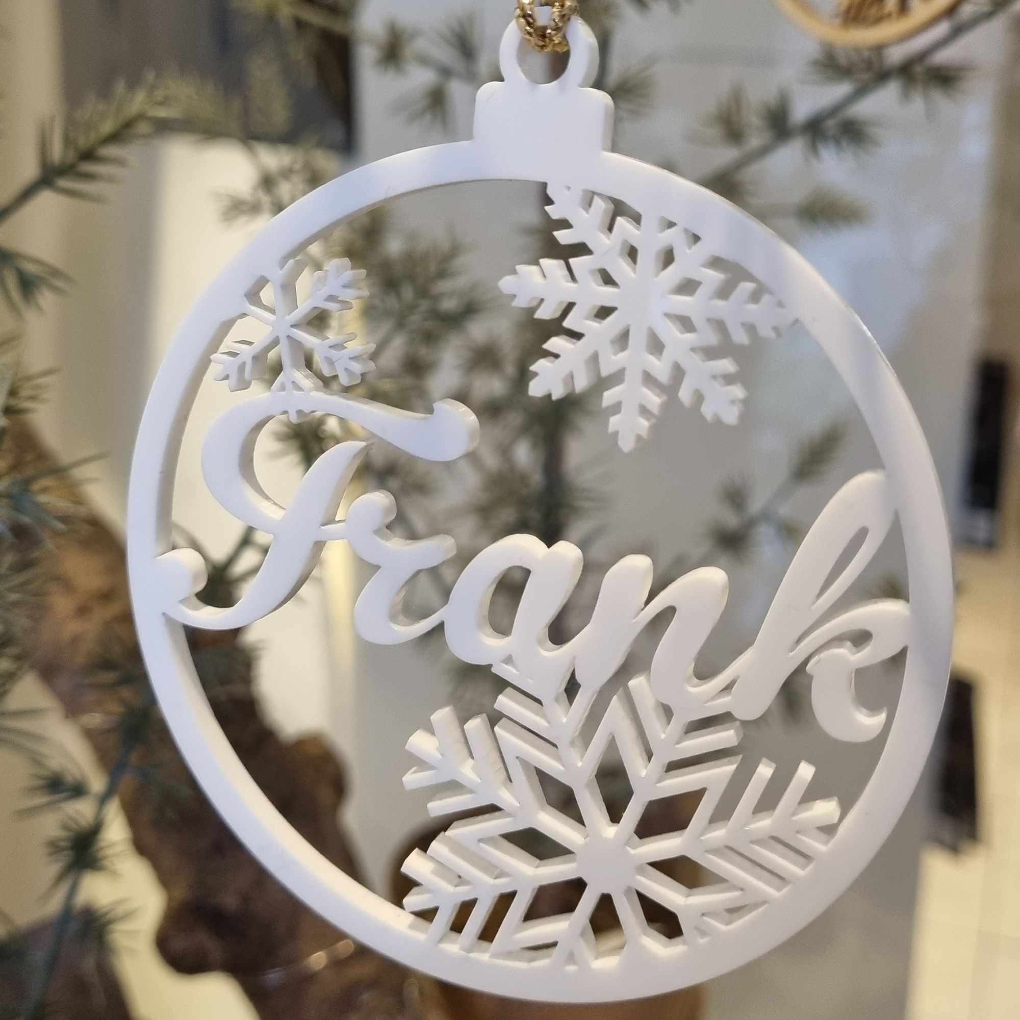 Geschenkanhänger Baumkugel "Name" aus Acryl Weiß Geschenkanhänger Baumkugel "Name" aus Acryl Weiß