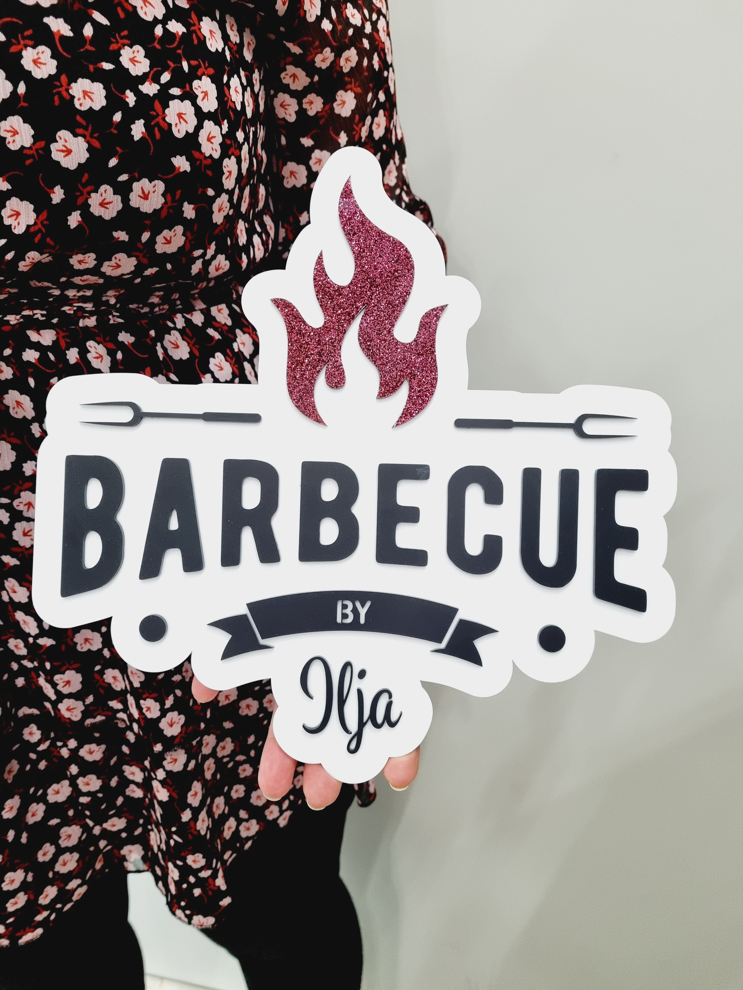Schild "BARBECUE BY persönlicher Name" Acryl 30cm x 30cm Schild "BARBECUE BY persönlicher Name" Acryl 30cm x 30cm
