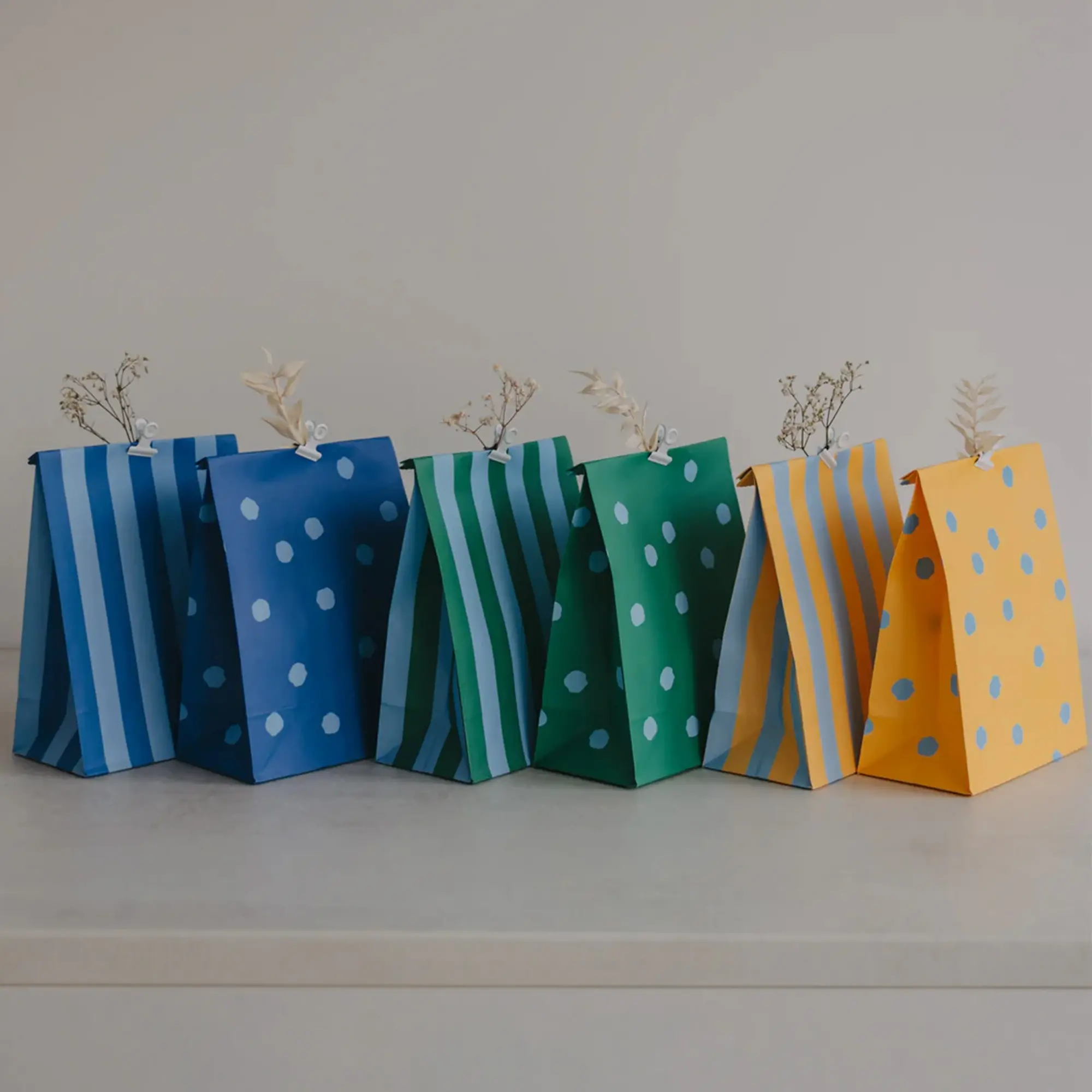 Geschenktüte, Papierbeutel, gestreift, punktiert, bunt