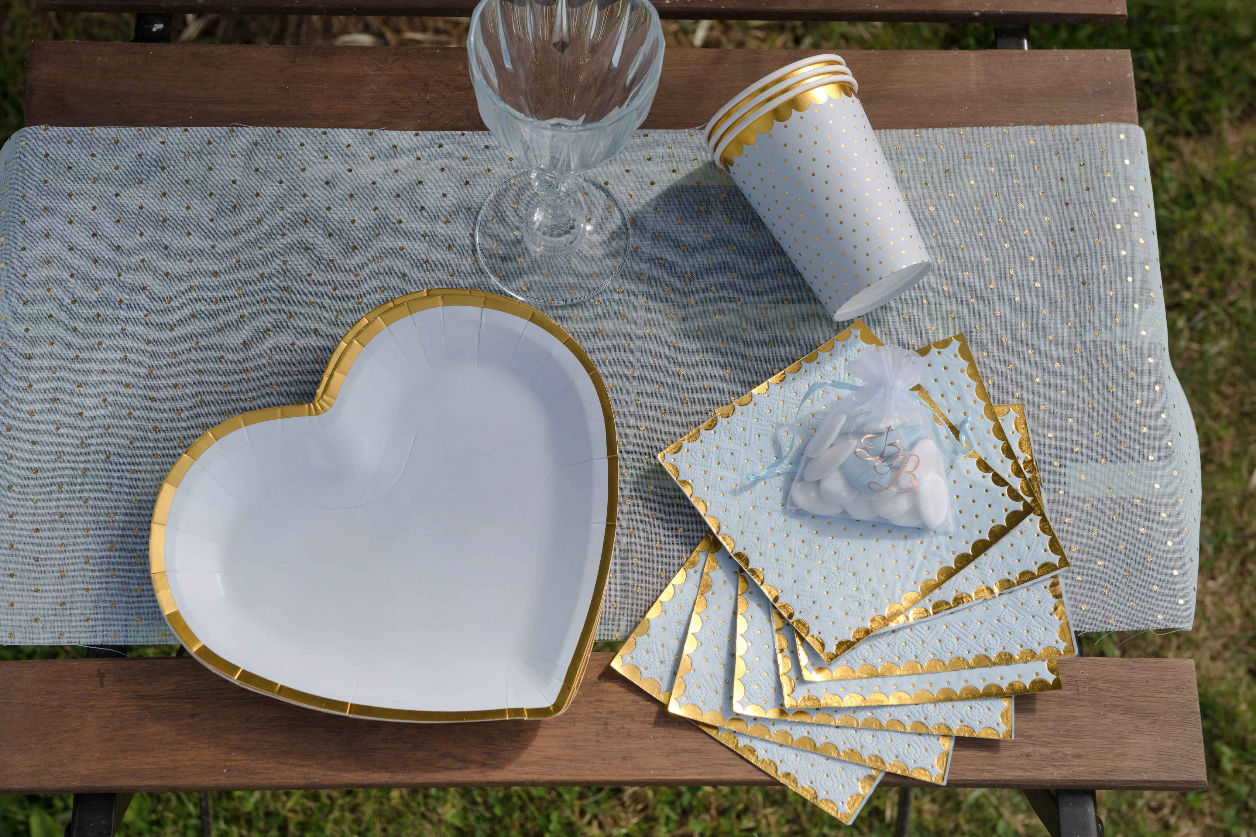 Herz - 10 Pappteller Hellblau mit goldenem Rand Herz - 10 Pappteller Hellblau mit goldenem Rand