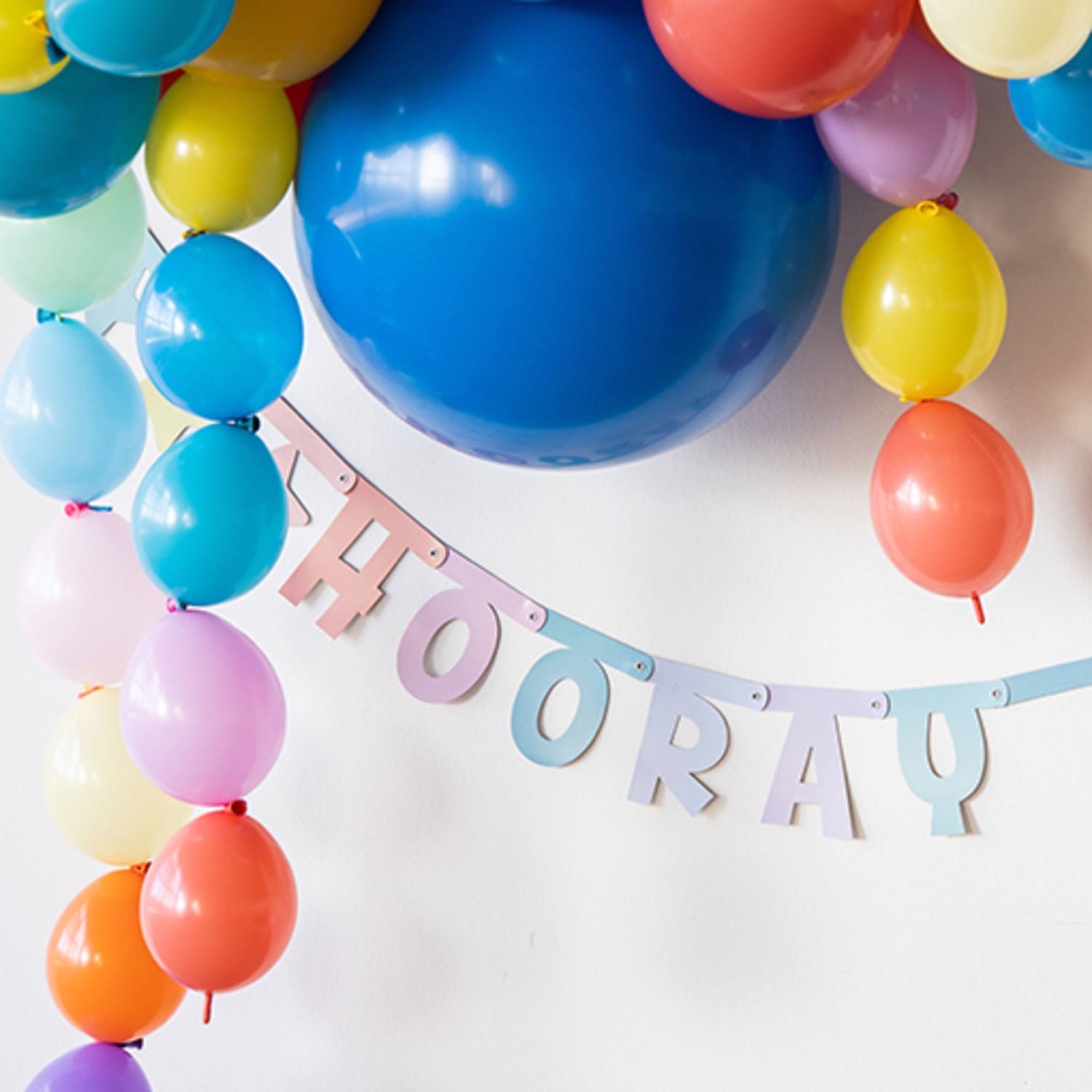Buchstabengirlande "Hooray Yay" mit Sternen Buchstabengirlande "Hooray Yay" mit Sternen
