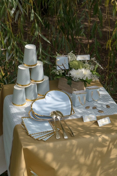 Punkte - 10 Pappbecher Hellblau / Gold Punkte - 10 Pappbecher Hellblau / Gold