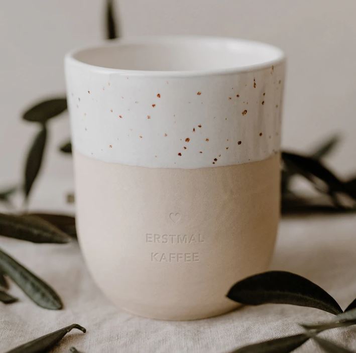Eulenschnitt - Steingut-Becher "Erstmal Kaffee" Eulenschnitt - Steingut-Becher "Erstmal Kaffee"