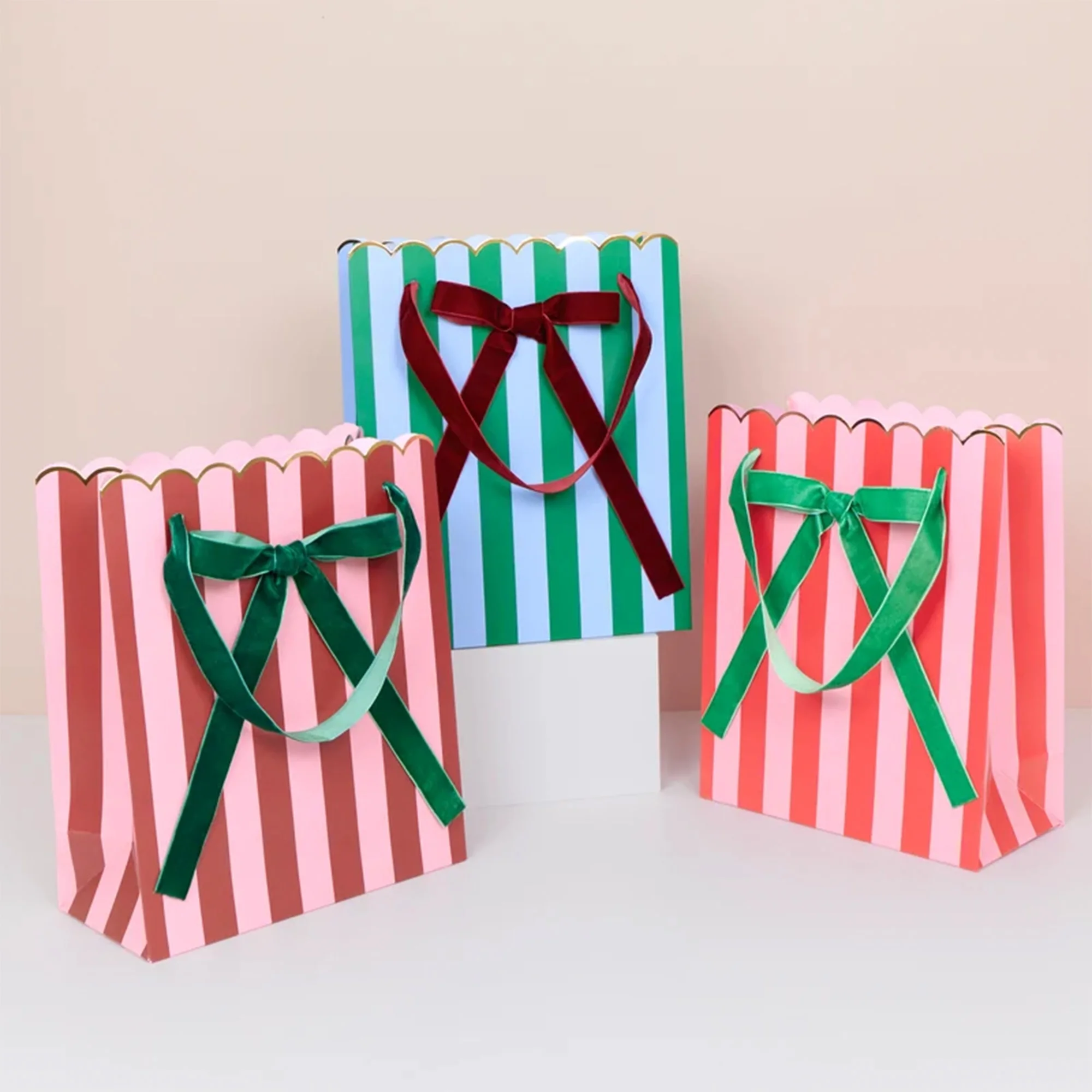 Geschenkverpackung, Stripes-Struktur, Schleife, Streifenmuster, Geschenkbeutel