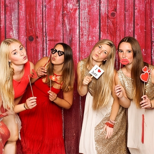 vier mädchen, fotobox, roter hintergrund, requisiten, valentinsstimmung