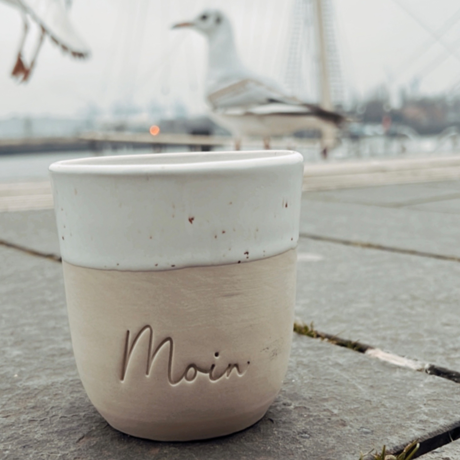 9d0f1cfdb13222d7cbc2663857a9b2939df10aca Eulenschnitt - Steingut-Becher "Moin"