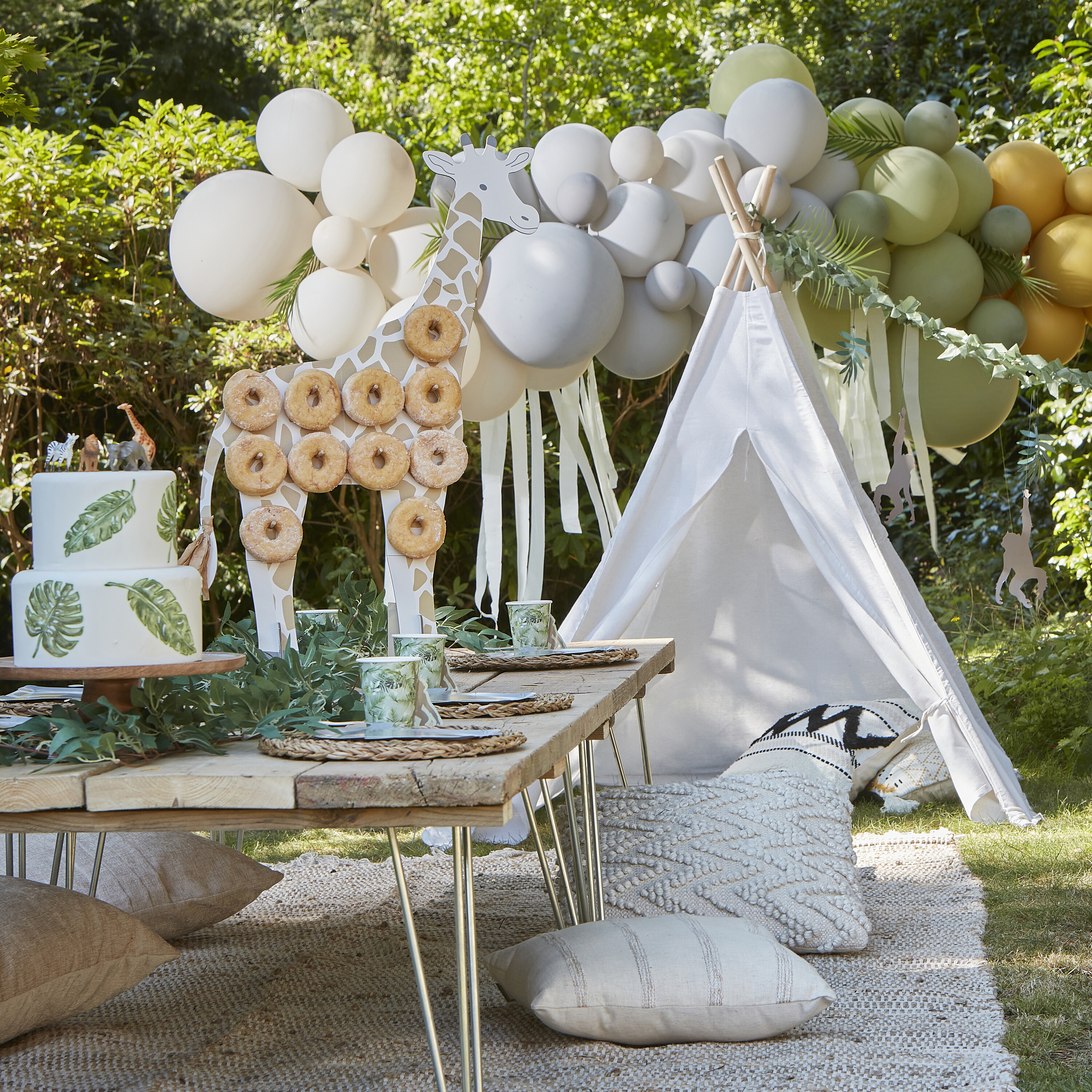 Let´s go WILD - DIY Ballongirlande zum Selberbauen mit Crepebändern und Palmenblättern