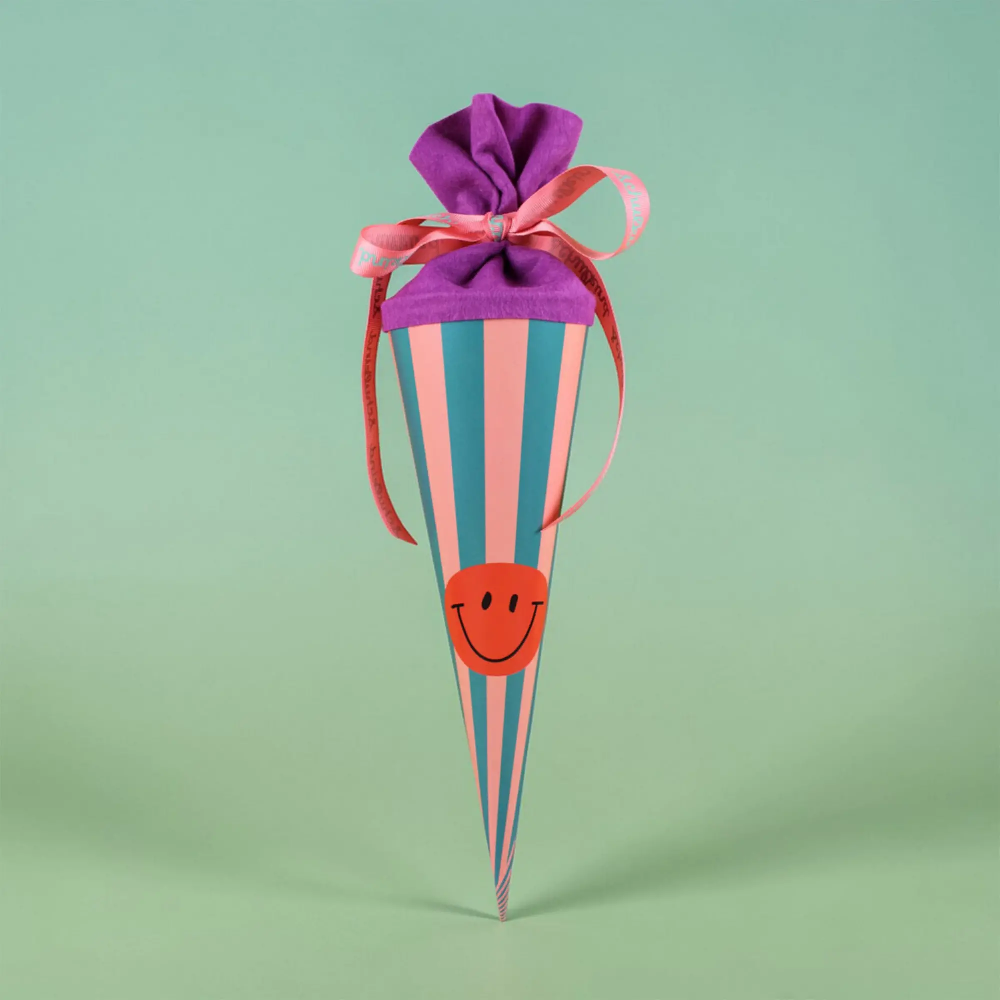 Schultüte, Pappkonus, Geschenkverpackung, Streifenmuster, Smiley